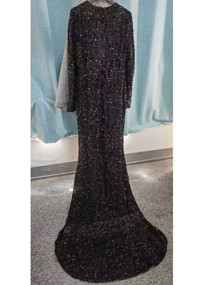 Robe de soirée grise à paillettes et manches longues