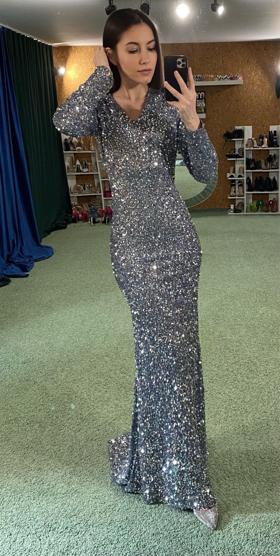 Robe de soirée grise à paillettes et manches longues