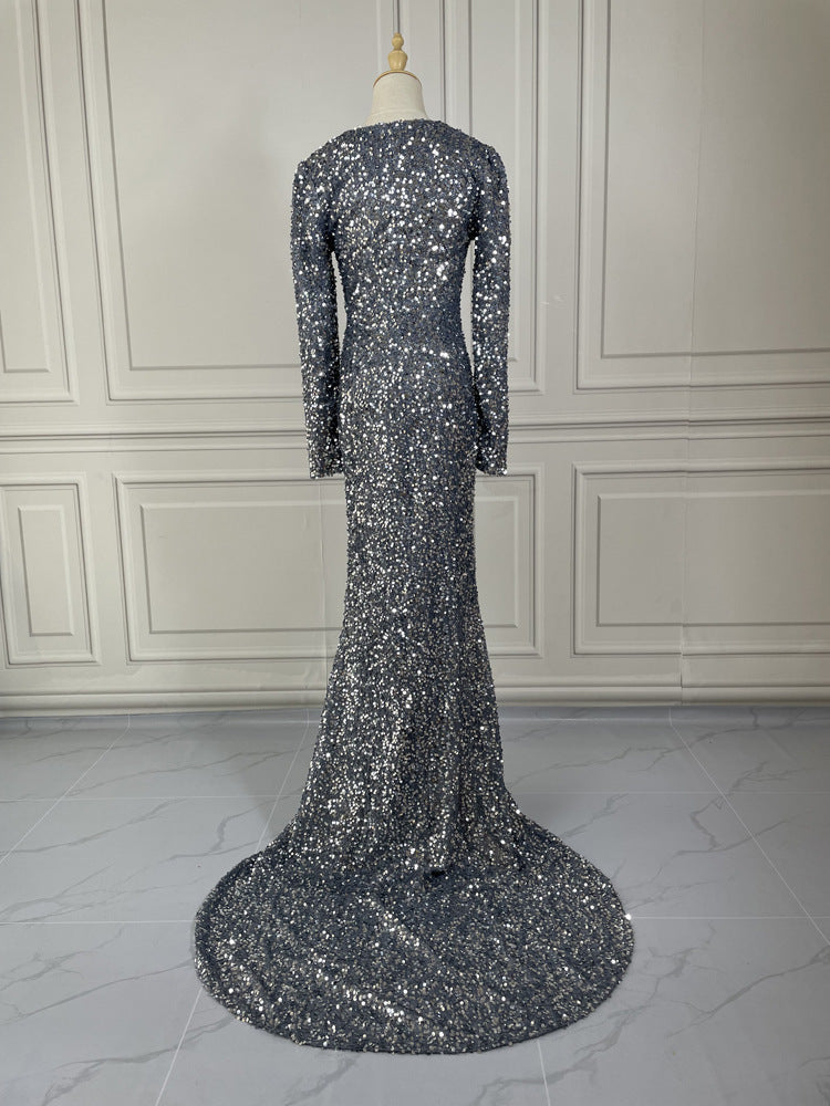 Robe de soirée grise à paillettes et manches longues