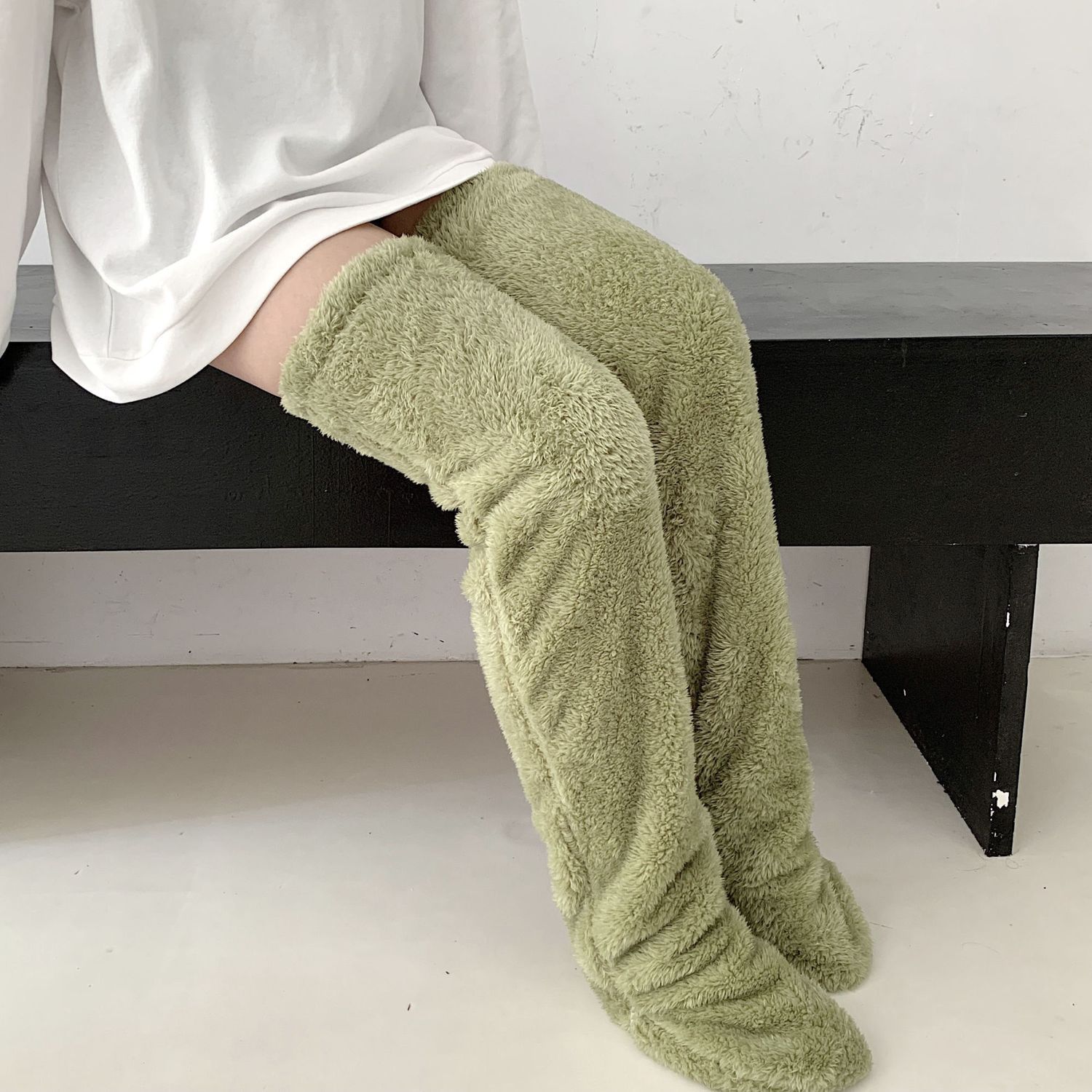 Chaussettes longues et duveteuses au-dessus du genou pour l'hiver, chaussettes chaudes et froides pour les jambes et les genoux, résistantes au froid, pour dormir au sol