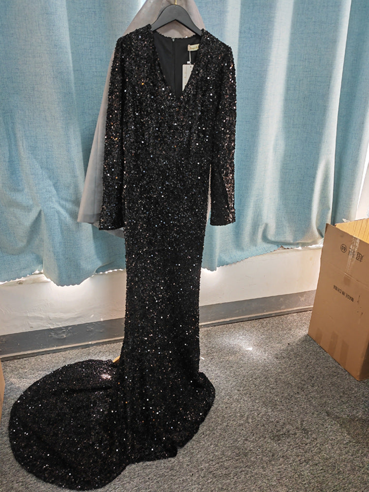 Robe de soirée grise à paillettes et manches longues